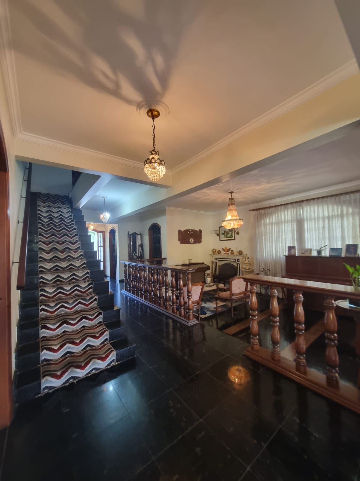 ENCANTADORA CASA - VENDA - 493,70m² 04 SUÍTES E 07 VAGAS DE GARAGENSA- FL38